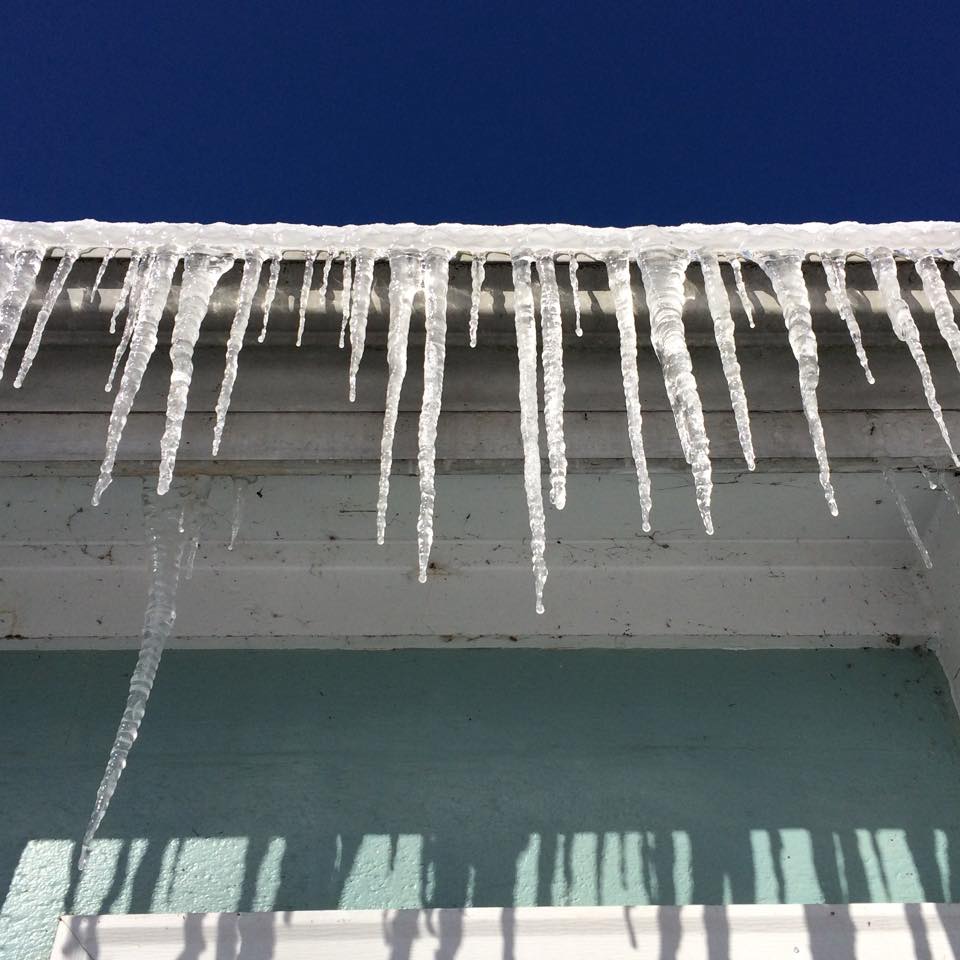 icicles_hanging_from_the_roof